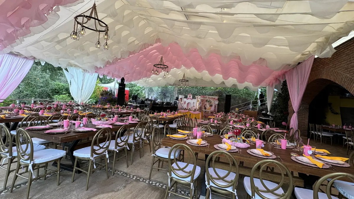 Carpa con telas rosas y mesas imperiales con sillas Crossback
