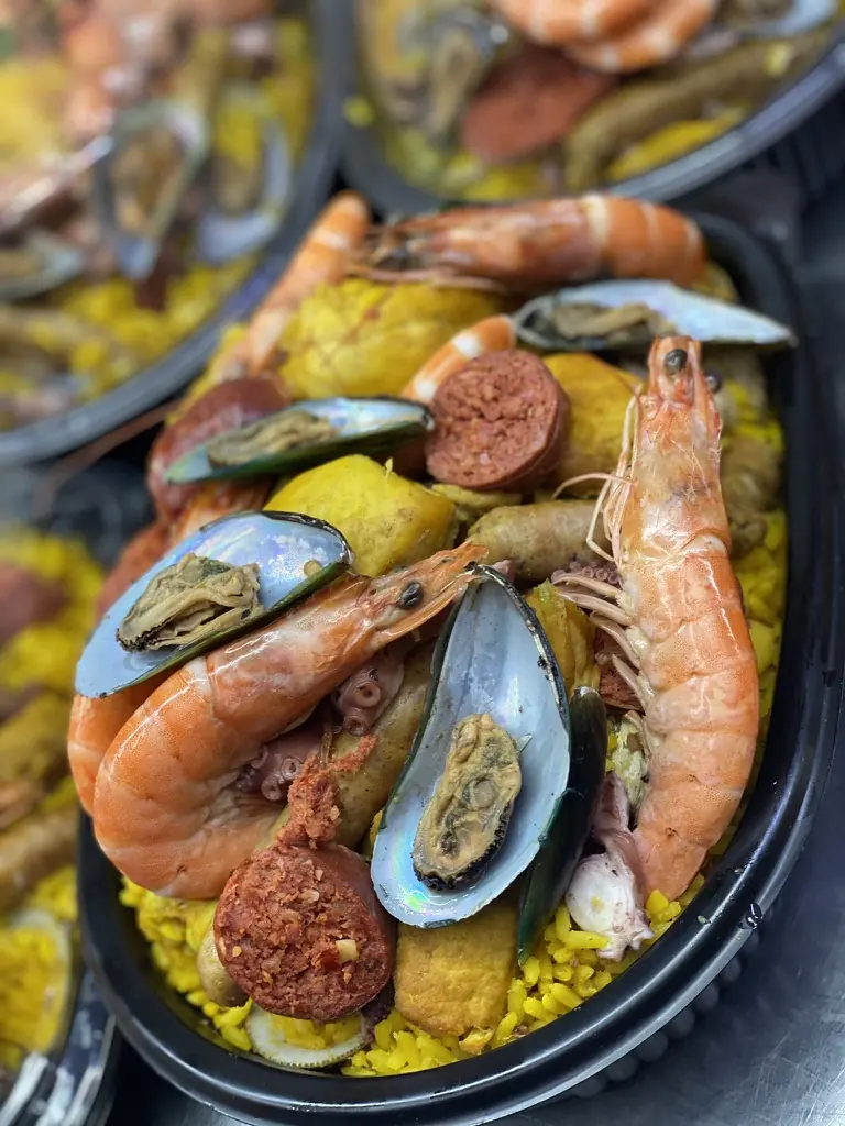 Paella con camarones, mejillones y chorizo